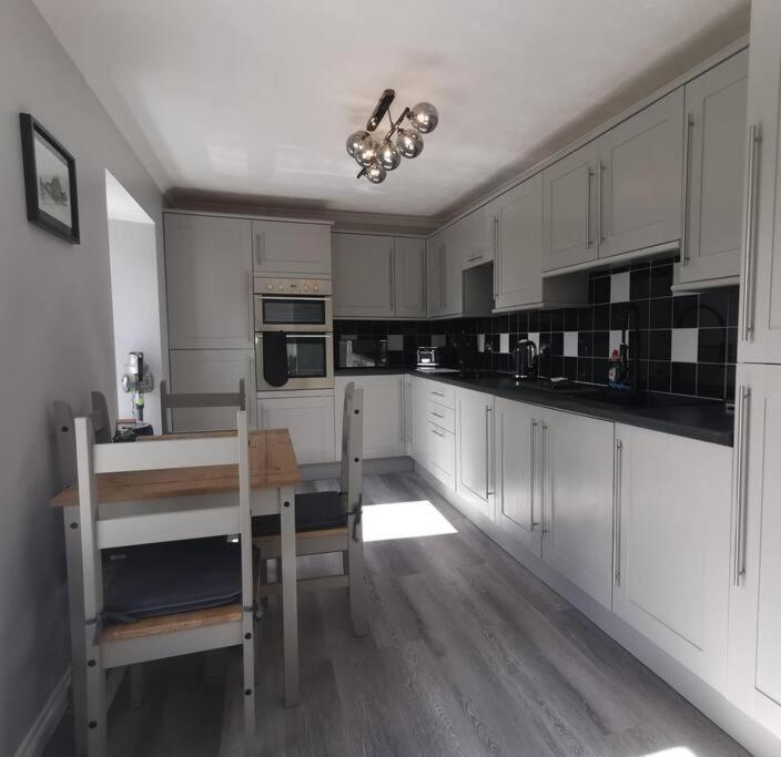 B'Dazzled Flat, Castletown Apartment Thurso Exterior photo